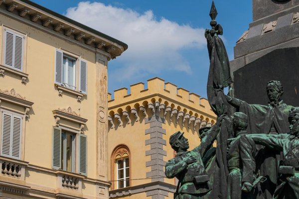 Quelles croisières offrent des excursions pour découvrir les plages de sable rouge en Grèce?