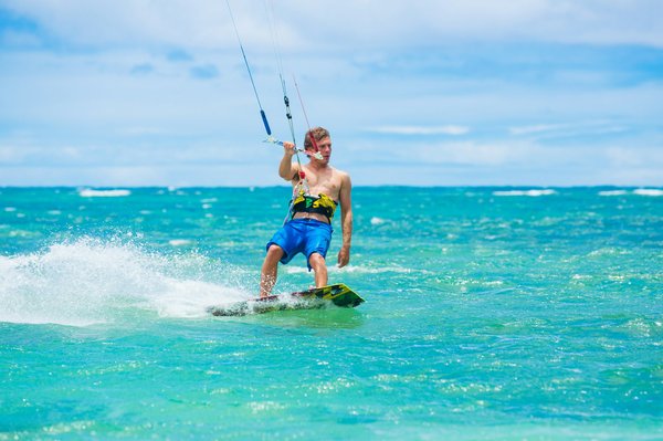Où trouver les meilleures plages pour pratiquer le kitesurf aux îles Canaries : conseils et périodes ?